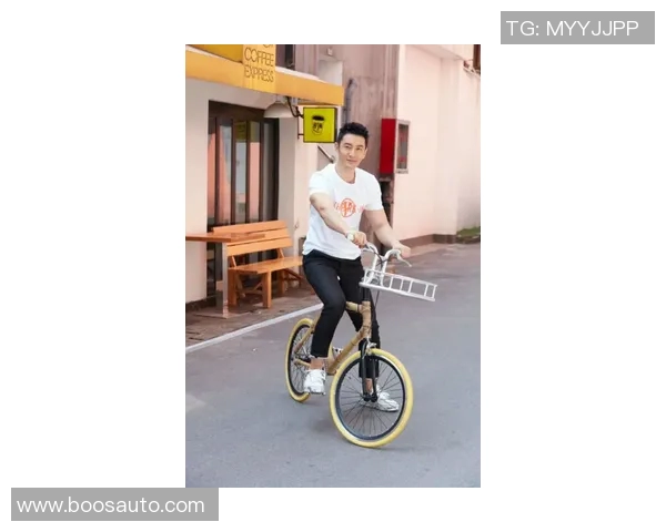 足球明星骑电动车引领环保潮流展现运动员新风尚